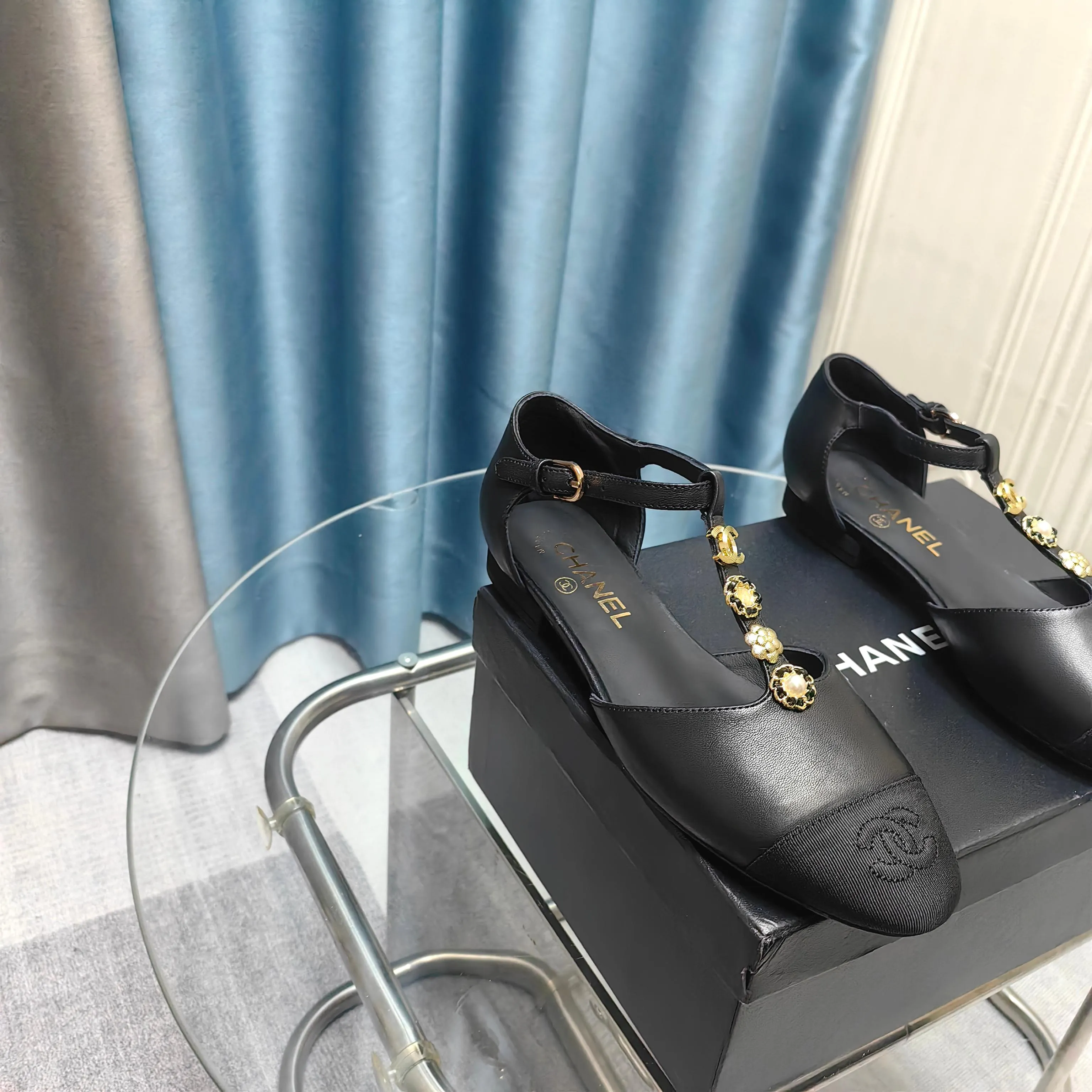 👟👟Ex-factory price 560👟👟 2025ss CHANEL hollow Mary Jane sandals, classic and fashionable. The iconic black and color-blocked upper is elegant and unique, and the double C element underlines the brand style in a low-key way. Decorated with exquisite metal chains, it is smart and eye-catching. Simple buckle design fits the foot. Whether for commuting or leisure, it can add points to your outfit and easily interpret French elegance. Upper: Sheepskin Lining: Sheepskin Insole: Sheepskin Size: 35-39 (set at 40.41)